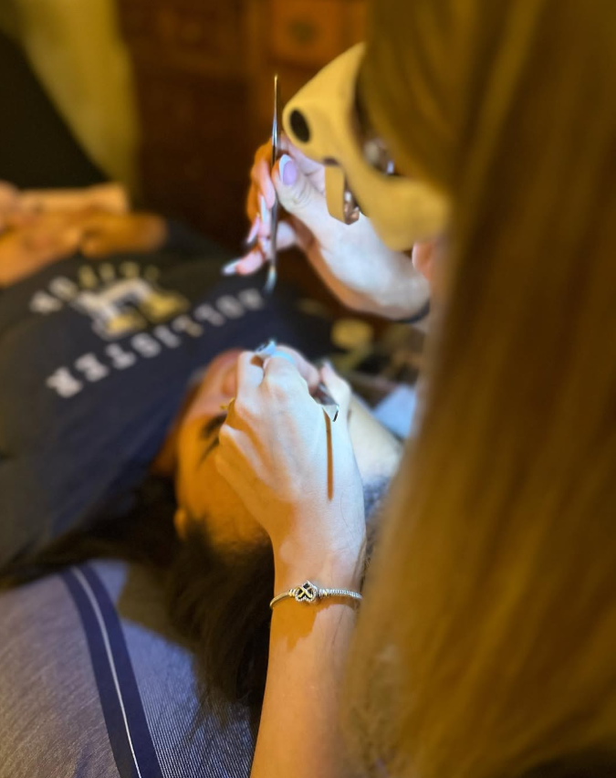 Mylla applying lash extensions